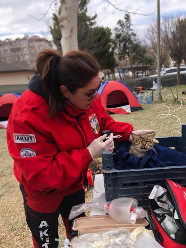 İzmir depreminde 23 saat enkaz başında beklediğini söyleyen Öztürk, “Berk’i