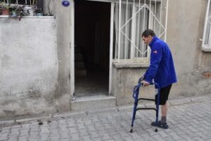 İZMİR’de yaşayan Şerif Düzgüner (58), bir cam parçasının neden olduğu