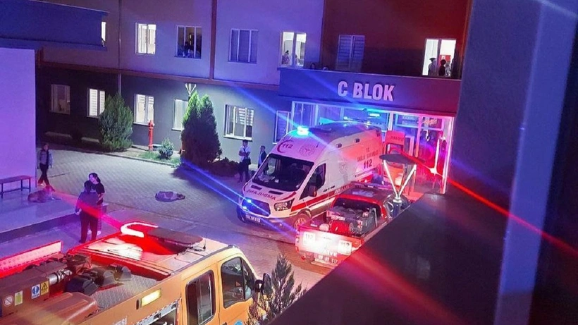 Aydın’da yaşanan asansör faciası sonrasında öğrenciler yurt binası önünde protesto