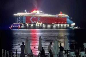Bahamalar bandıralı 277 metre uzunluğundaki 2 bin 63 yolcu ve 1131 personeli
