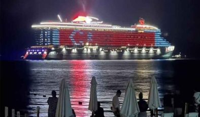 Yolcu gemisinden ‘Türk bayrağı’ ışıklandırması