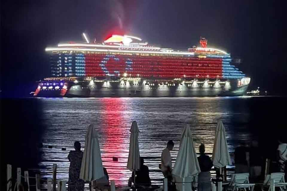 Bahamalar bandıralı 277 metre uzunluğundaki 2 bin 63 yolcu ve 1131 personeli