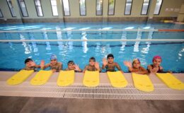 Bornova’da çocuklara kış dönemi için yüzme kursu