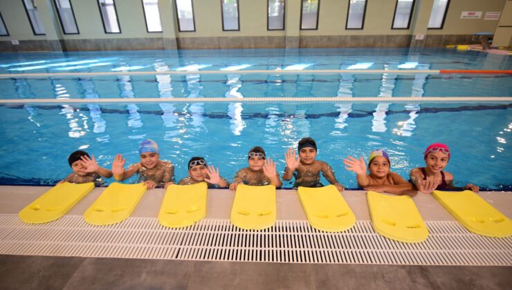 Bornova’da çocuklara kış dönemi için yüzme kursu