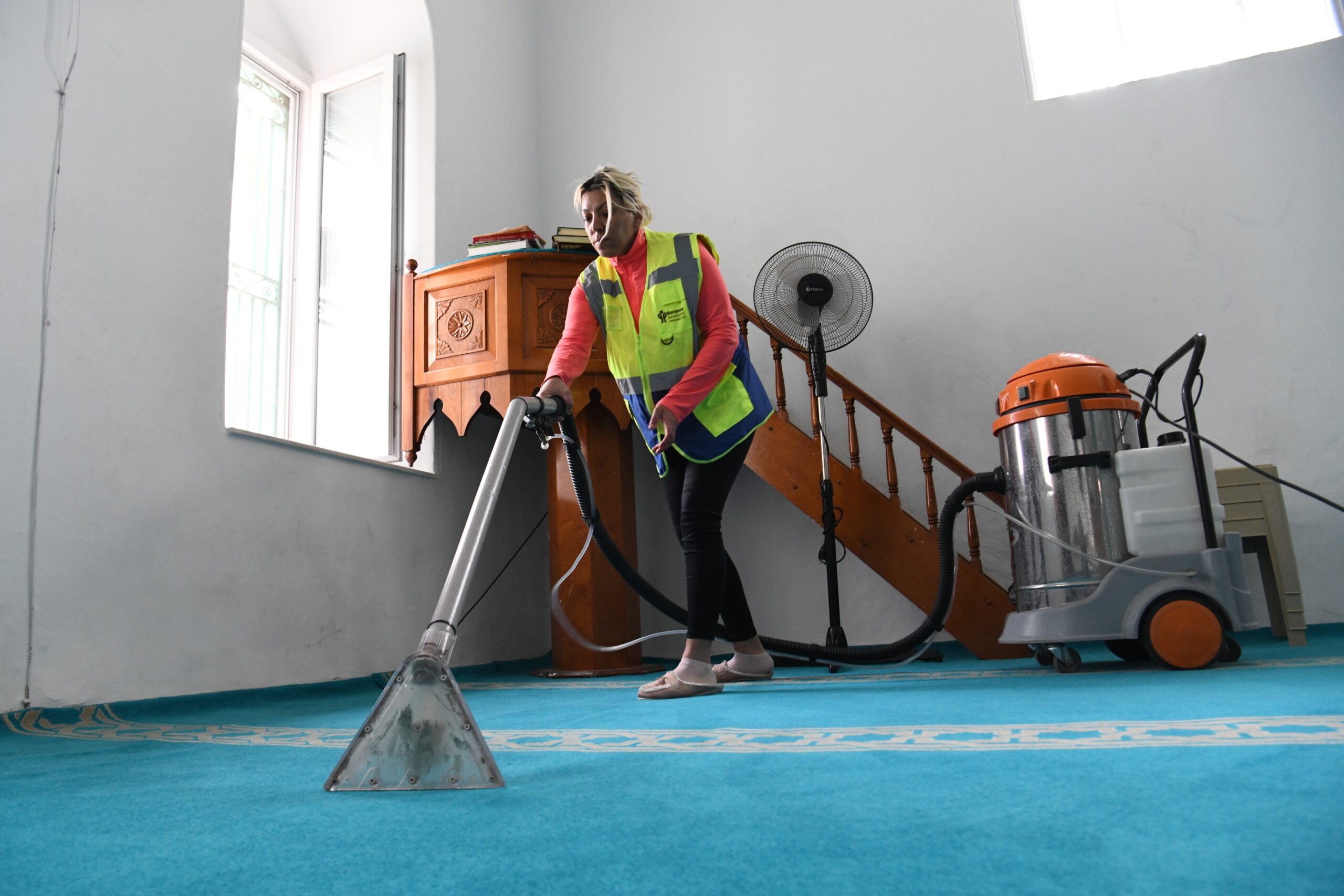 Sınırları içinde bulunan 106 cami, 2 cemevi ve 1 kilisenin
