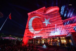 Resepsiyonda dinletilen “Yüzyılın Marşı,” Cumhuriyet’in 100. yıl onurunu yaşatacak, toplumda