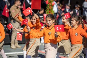 İzmir, Türkiye Cumhuriyeti’nin 100’üncü yıldönümünü adına yakışır etkinliklerle kutlamaya hazırlanıyor.