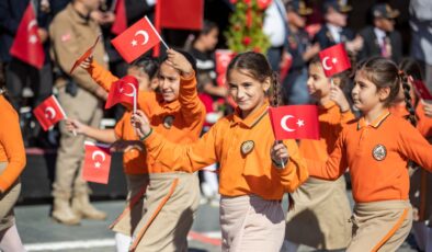 İzmir’i Cumhuriyet coşkusu sardı: Kentin dört bir yanında şenlik var