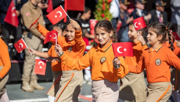 İzmir’i Cumhuriyet coşkusu sardı: Kentin dört bir yanında şenlik var