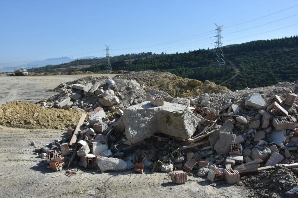 İzmir'de Danıştay kararına rağmen hafriyat dökümüne tepki