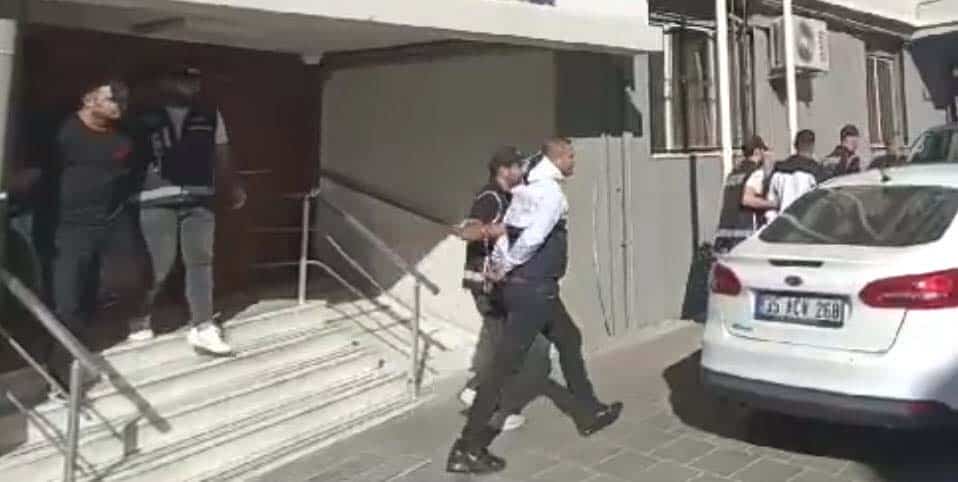 Korkunç plana operasyon: Silah zoruyla senet imzalatanlar gözaltına alındı Karşıyaka Cumhuriyet Başsavcılığı koordinesinde, İzmir Emniyet Müdürlüğü Mali Şube Müdürlüğü