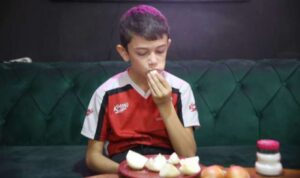 Eymen, okula giderken, evde, arkadaşlarıyla dolaşırken her fırsatta yanından soğan
