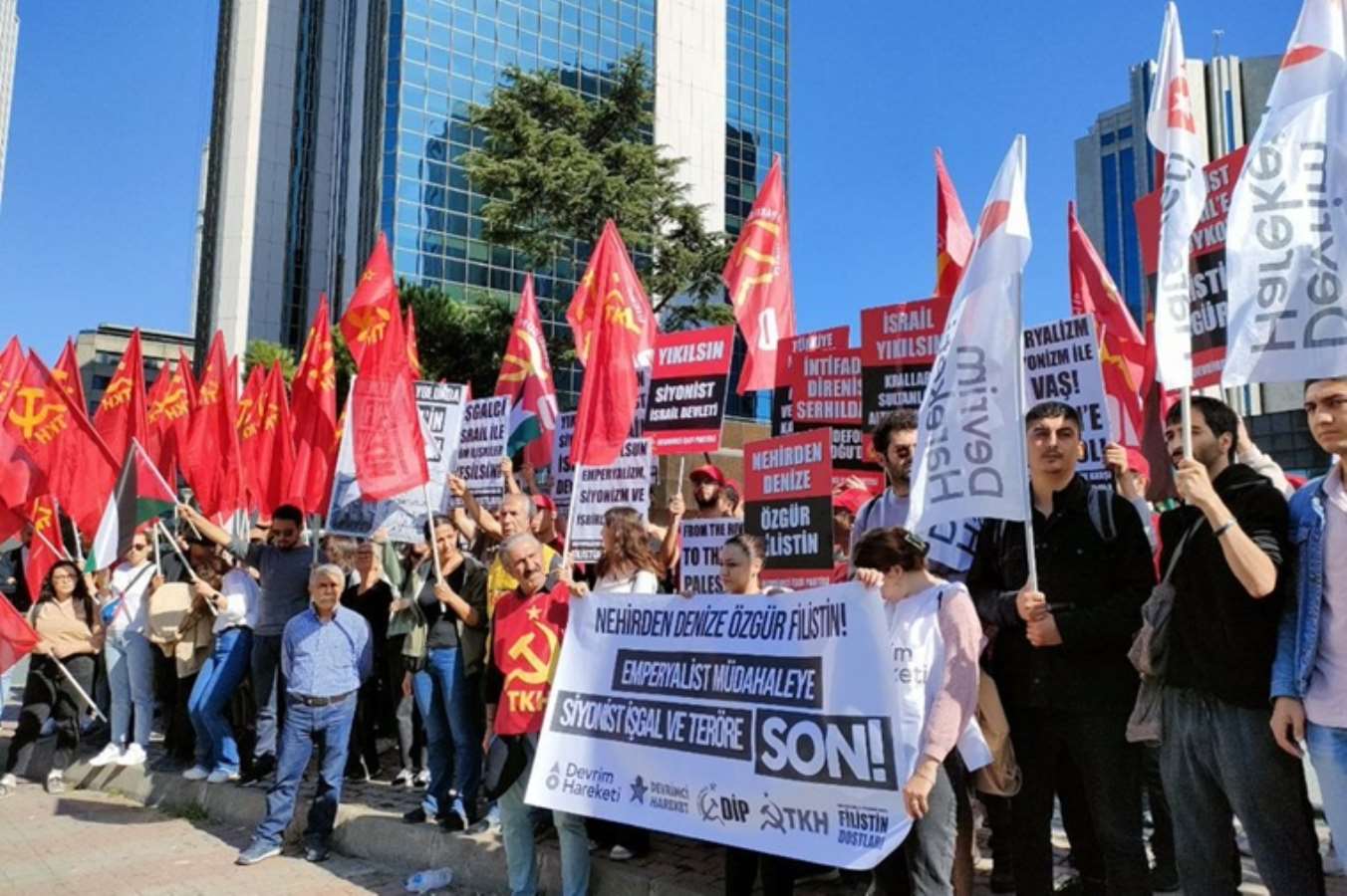 Ankara’da, İsrail Büyükelçiliği önünde toplanan Türkiye Komünist Partisi (TKP) İl