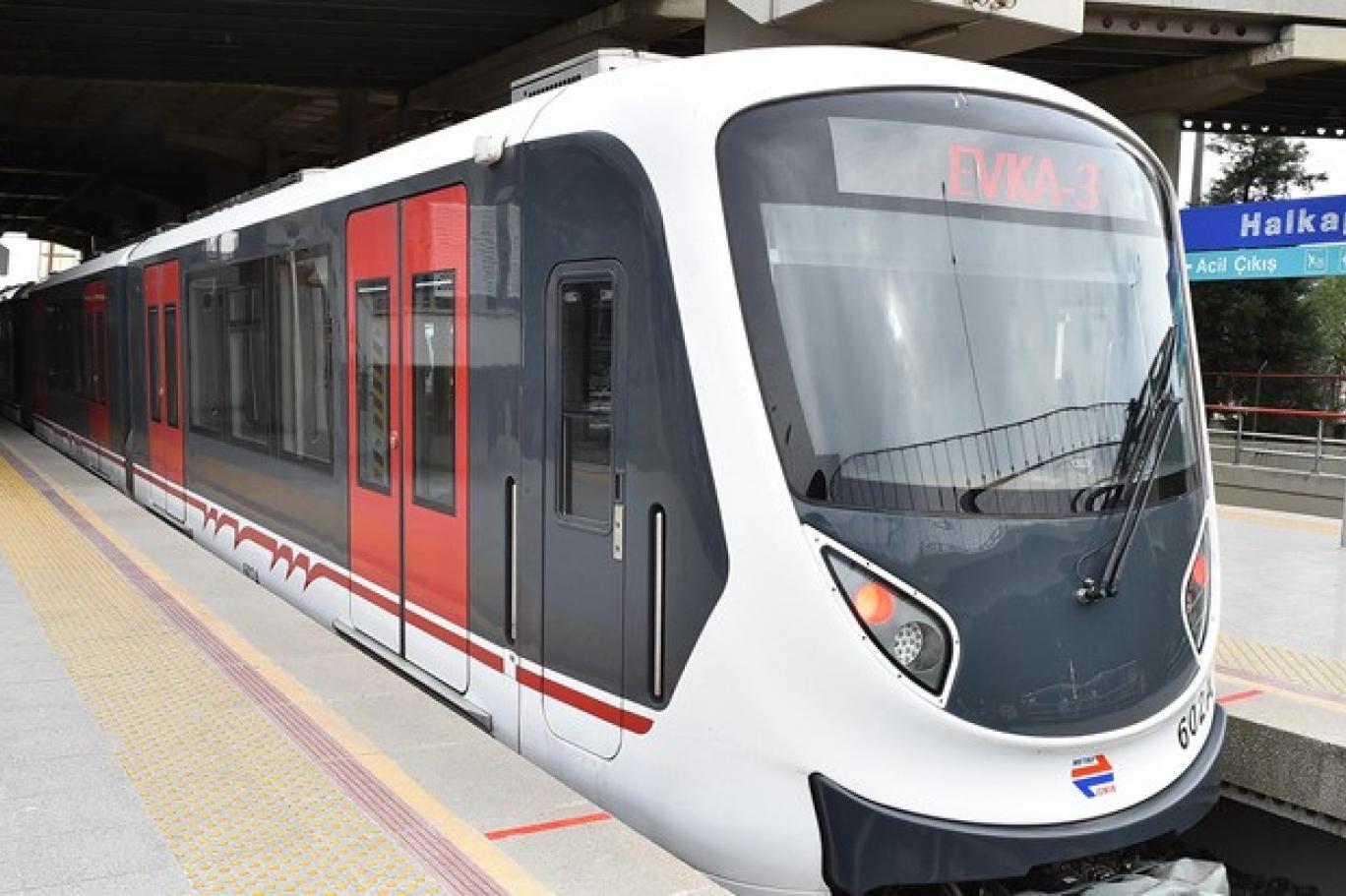 İzmir Metro’da yükselen dumanlar paniğe neden oldu İzmir Poligon Metro İstasyonu’nda Fahrettin Altay-Evka 3 seferini yapan metro