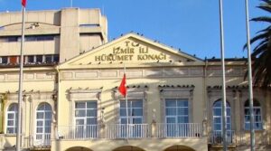 İzmir’in Çiğli ilçesinde, asayiş uygulamasından kaçan şüphelilere müdahale sırasında “fevri