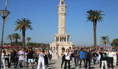 İzmir’de cumhuriyetin 100’üncü yılına zeybekli kutlama