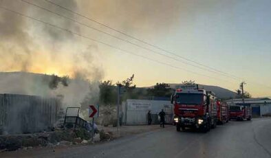 İzmir’de geri dönüşüm tesisinde çıkan yangın, ormana sıçramadan söndürüldü