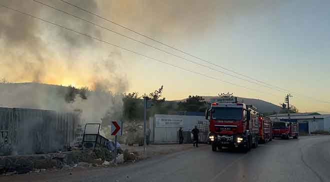 İzmir’de geri dönüşüm tesisinde çıkan yangın, ormana sıçramadan söndürüldü