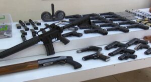 İzmir’de gerçekleştirilen yasa dışı silah ticareti operasyonunda 8 ruhsatsız tabanca
