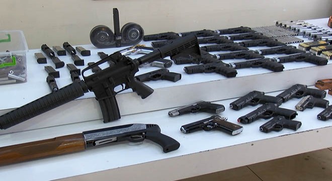 İzmir’de gerçekleştirilen yasa dışı silah ticareti operasyonunda 8 ruhsatsız tabanca
