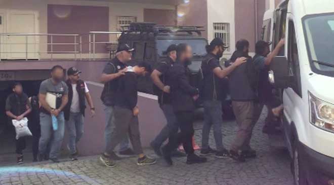 İzmir’de terör örgütü DEAŞ’e yönelik operasyonda gözaltına alınıp, polisteki işlemlerinin