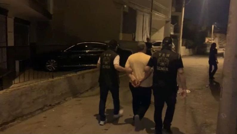 İzmir’deki FETÖ operasyonunda 16 tutuklama 