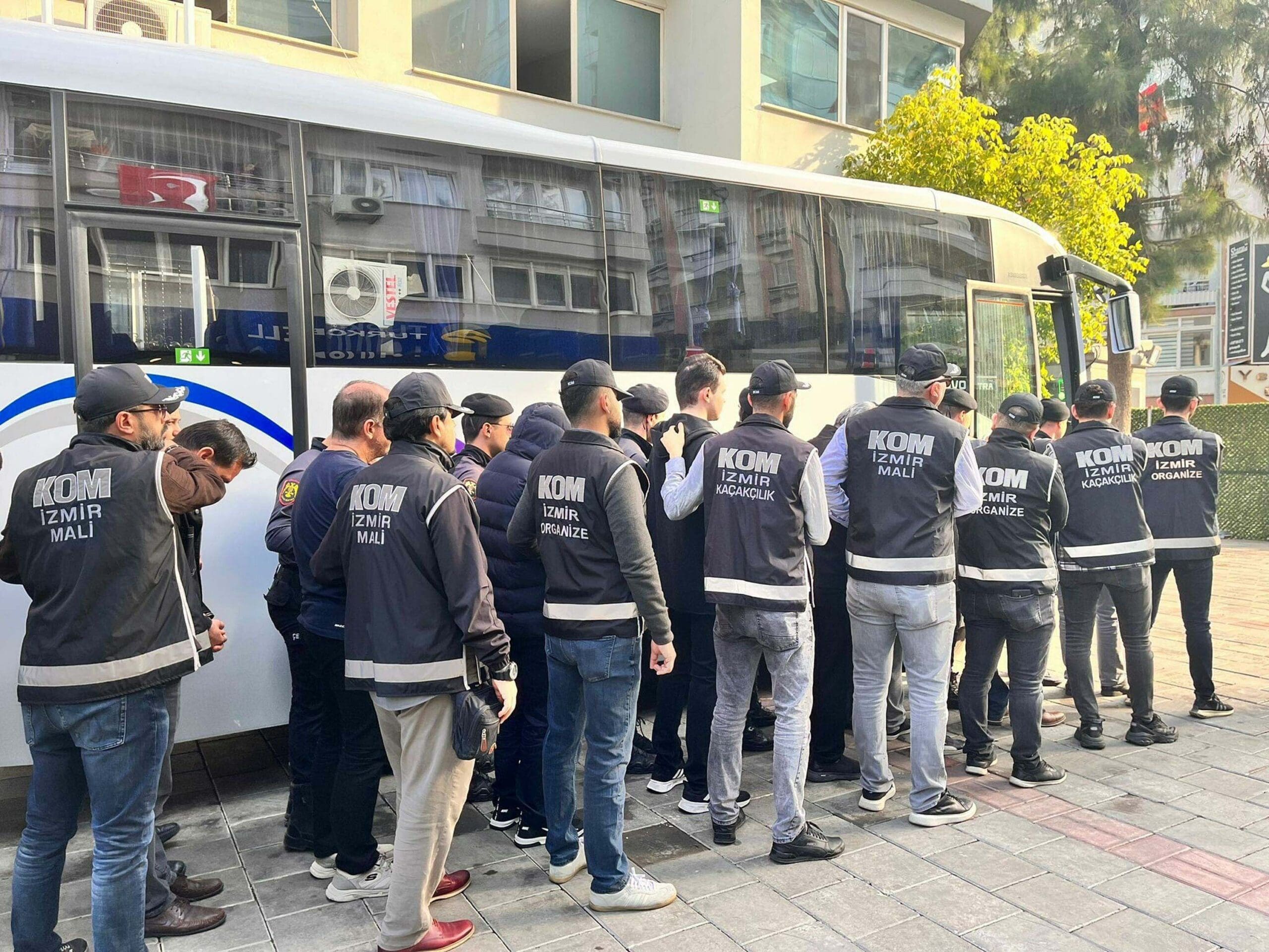 İZMİR’de, FETÖ/PDY’ye yönelik ‘Kıskaç’ adlı operasyonda gözaltına alınıp, adliyeye sevk