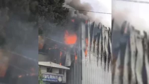 İstanbul Küçükçekmece’de kimyasal maddelerin bulunduğu depoda yangın çıktı. Olay yerine