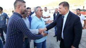 Esnafın taleplerini dinleyen, görüş ve önerilerini alan Başkan Tugay, “Esnaf