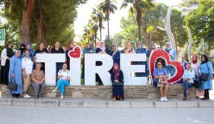 Belediye tarafından organize edilen tura katılan kadınlar; Tire’nin tarihi ve