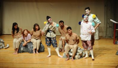 Karşıyaka’da tiyatro zamanı: 28’inci sezon Vahşi Komedi ile açıldı