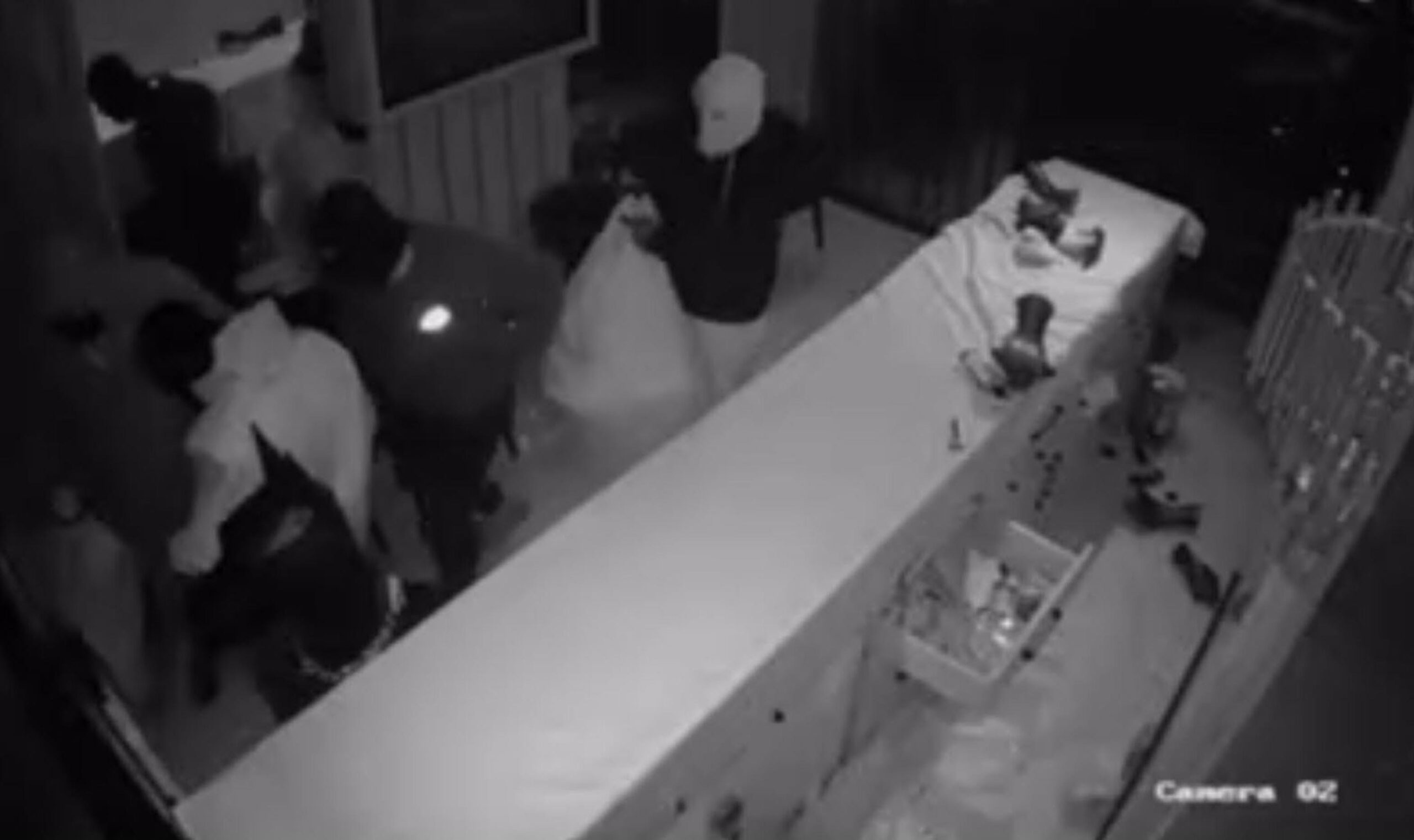 Bayraklı ilçesindeki bir kuyumcuya saat 04.30’da gelen kar maskeli 4