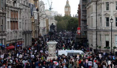 İsrail’i protesto eden binler Londra’da BCC önünde toplandı