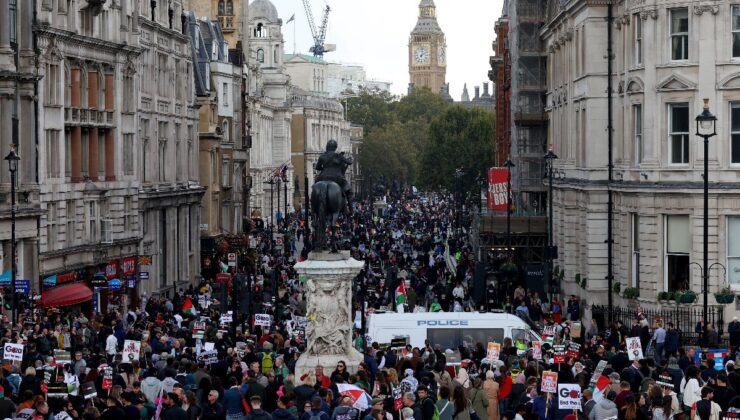 İsrail’i protesto eden binler Londra’da BCC önünde toplandı