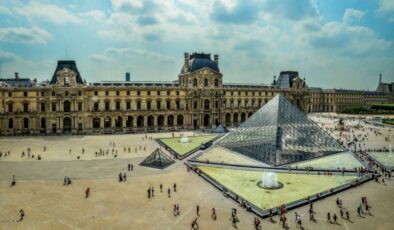 Paris’in ünlü müzesinde bomba paniği!