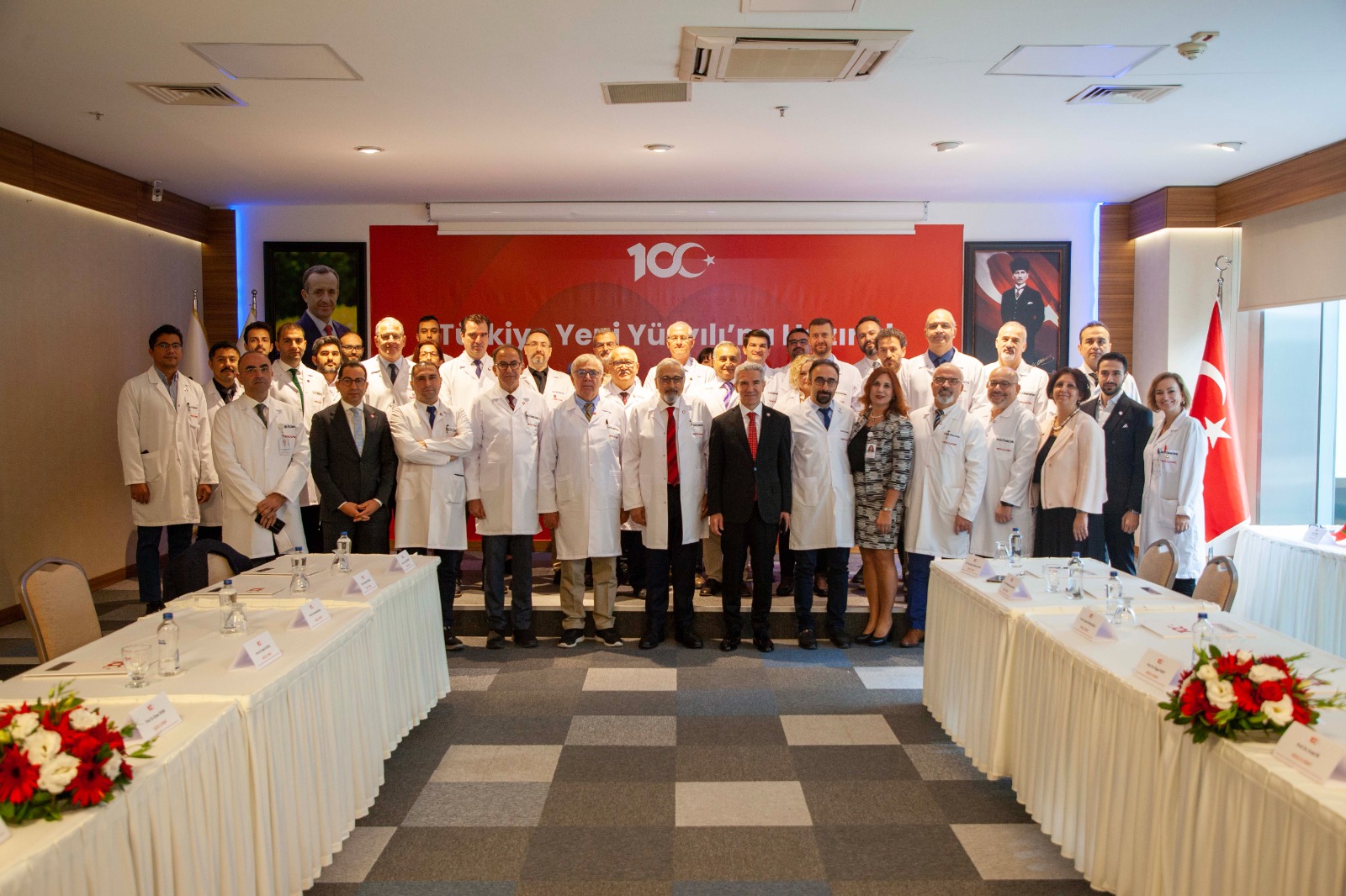 İEÜ Medical Point Hastanesi, cumhuriyetin 100. yılına güçlü kadrosu ile