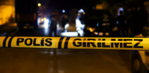 Uluderbent Mahallesi’nde sabah saatlerinde yoldan geçenlerin, Mevlüt Şevik’in otomobilin içinde