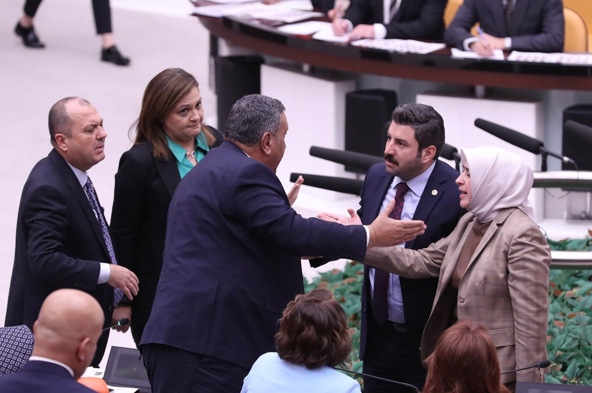 TBMM Genel Kurulu’nun, bugünkü birleşiminin oturumlarında, AK Parti, CHP ve