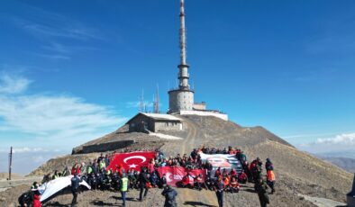 Palandöken zirvesine yürüyüp, Türk bayrağı ve Atatürk posteri açtılar