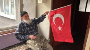 Maden ocağından emekli olan 100 yaşındaki Recep Başpınar, Karşıyaka Mahallesi’ndeki