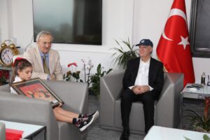 Narlıdere Belediyesi’nin açtığı resim kurslarında eğitim gören çocuklar, Cumhuriyetimizin 100.yılında