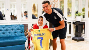 Ünlü futbolcu Ronaldo’nun portresini çizen İranlı ressam Fatemeh Hamami, Ronaldo’ya