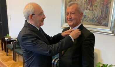 Memleket’ten CHP’ye dönüş: Tahir Şahin’in rozetini Kılıçdaroğlu taktı
