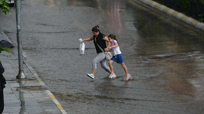 Meteoroloji tahminlerine göre, bugün Türkiye‘nin kuzey kıyılarında yoğun yağışlar görülecek.