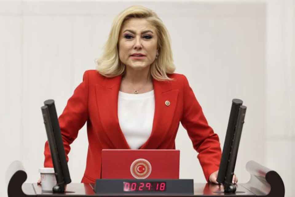 Şebnem Bursalı, Twitter üzerinden yaptığı açıklamada Soyer’e karşı çıktı ve