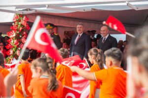 İzmir Büyükşehir Belediye Başkanı Tunç Soyer, tüm İzmirlileri coşkuya ortak