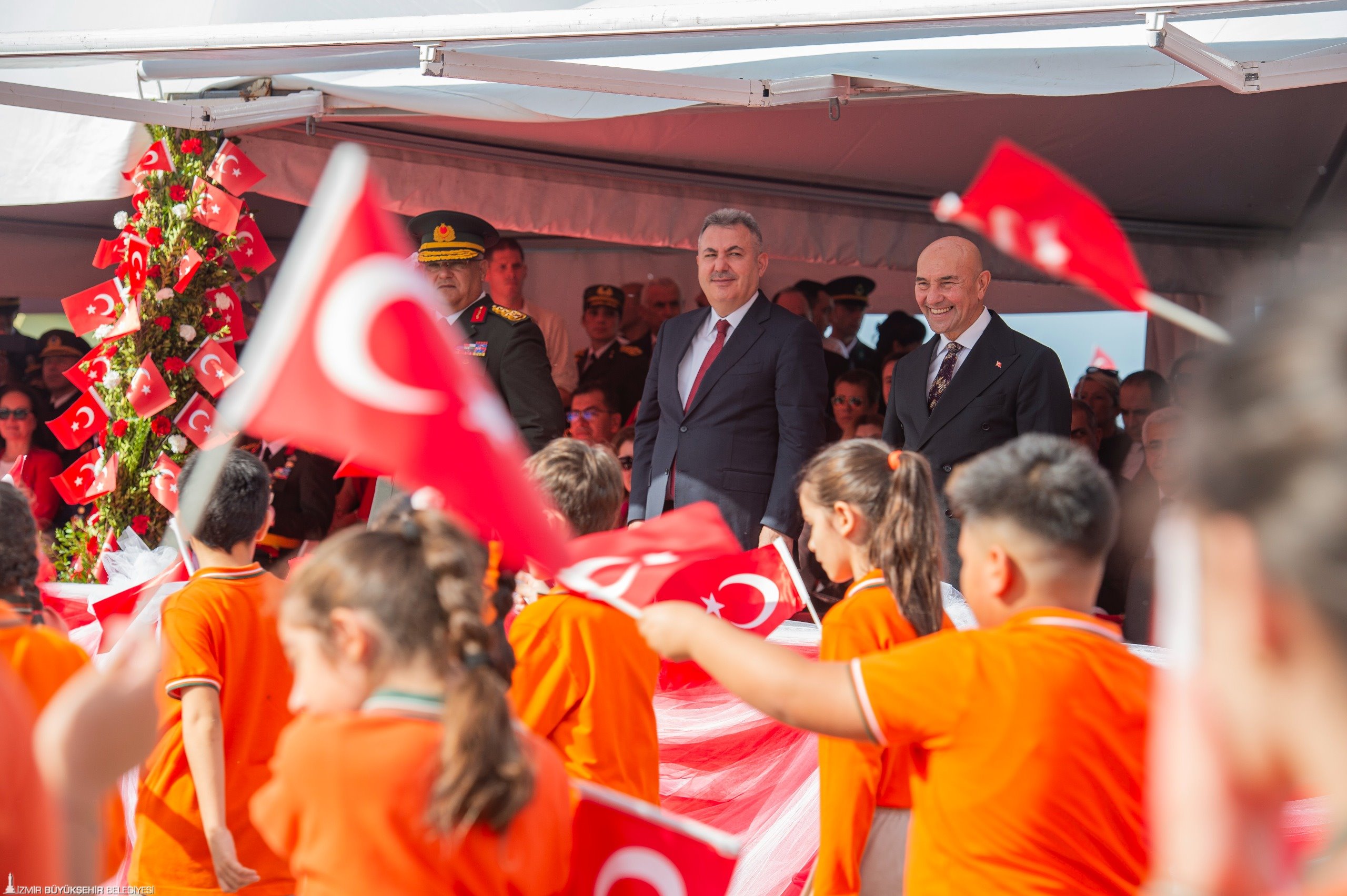 İzmir Büyükşehir Belediye Başkanı Tunç Soyer, tüm İzmirlileri coşkuya ortak
