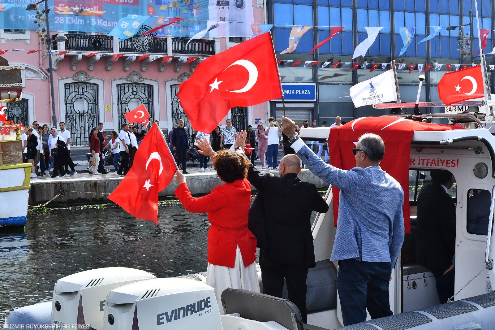 Cumhuriyet’in 100. yılı şerefine Körfez’de yat şenliği! Başkan Soyer, “100. yılı yaşamak herkese nasip olmaz” dedi. Ancak