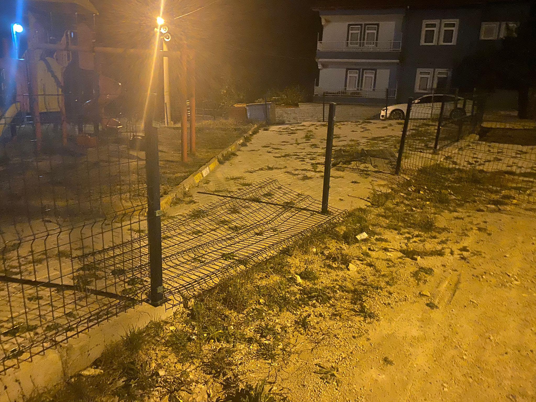 Kütahya’da parka giren ayı paniğe yol açtı Küthaya’nın Domaniç ilçesindeki oyun parkına girip, tel örgüleri deviren bozayı,