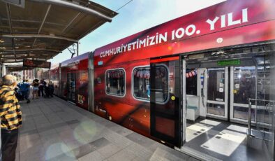 İzmir sokakları Cumhuriyet’in 100’üncü yılına özel tramvaylarla süslendi!
